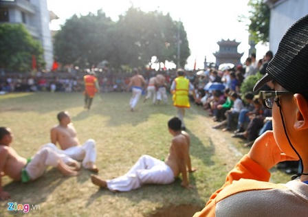 Trai Hà Nội cởi trần thi vật